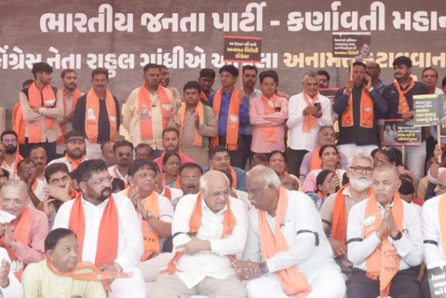 राहुल गांधी के बयान के विरोध में गुजरात सीएम विधायकों सहित धरने पर
