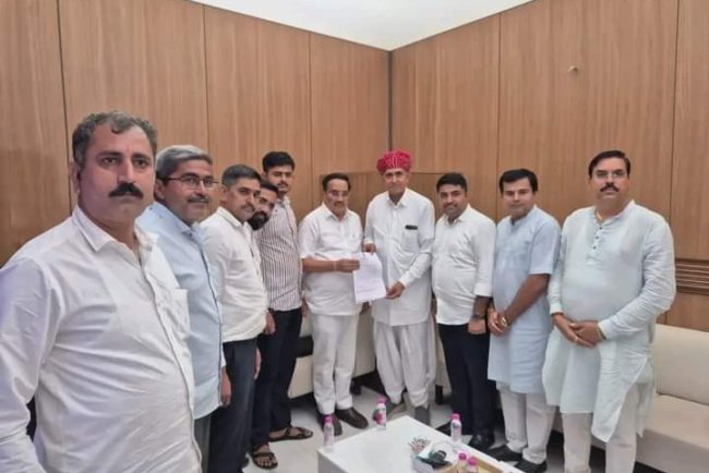 माही एवं कडाना बांध के पानी को जालौर सिरोही लाने को लेकर सांसद लुंबाराम चौधरी मिले केंद्रीय जल शक्ति मंत्री सी आर पाटिल से