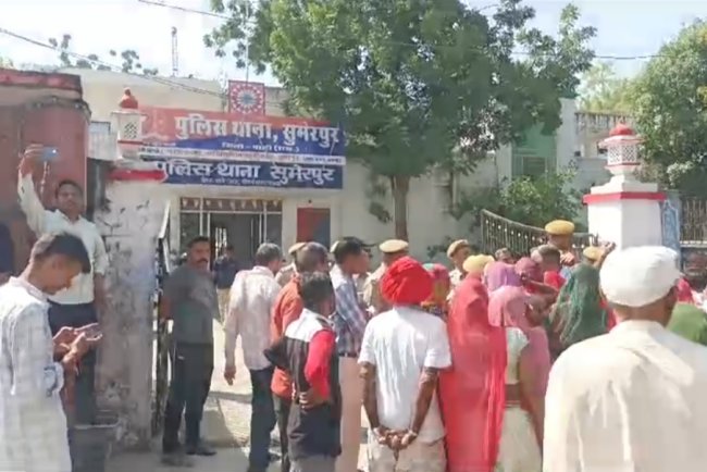 आक्रोशित घांची समाज - सुमेरपुर-खिवांदी की घायल महिला की मौत, गुस्साए लोग रोड जामकर बैठे धरने पर, पुलिस कर रही है समझाइश