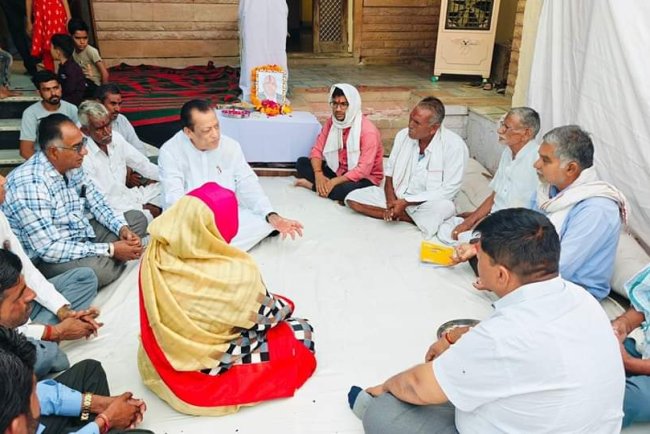 केबिनेट मंत्री जोराराम कुमावत खींवसर में शोकसभा में उपस्थित रहे