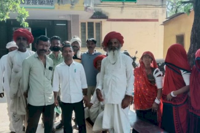 सिरोही : उडवारिया पटवारी पर भ्रष्टाचार का आरोप, ज्ञापन सौंपा